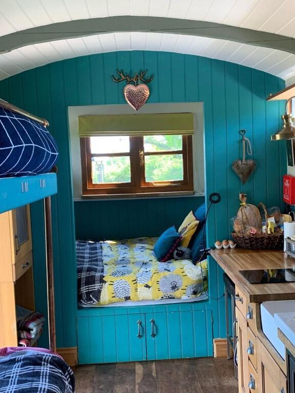 Shepherds Hut With Scandinavian Hot Tub And Hydromassager 스웨이 외부 사진