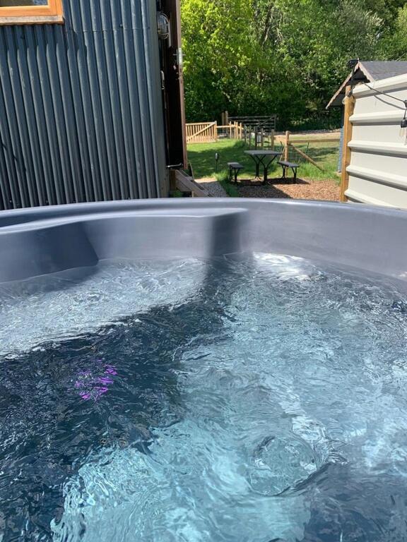 Shepherds Hut With Scandinavian Hot Tub And Hydromassager 스웨이 외부 사진