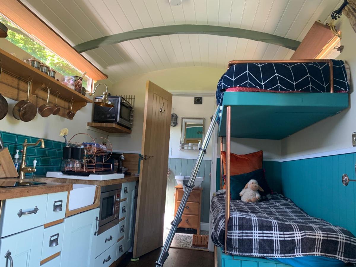 Shepherds Hut With Scandinavian Hot Tub And Hydromassager 스웨이 외부 사진