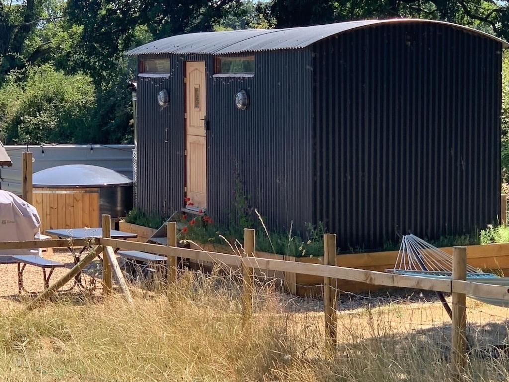 Shepherds Hut With Scandinavian Hot Tub And Hydromassager 스웨이 외부 사진
