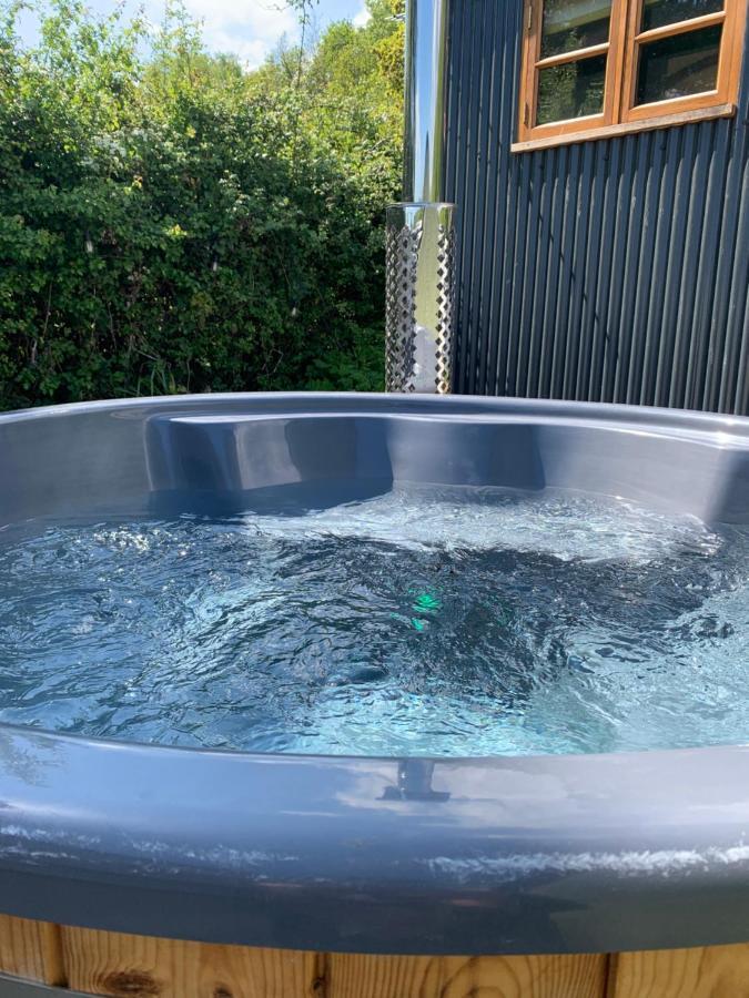 Shepherds Hut With Scandinavian Hot Tub And Hydromassager 스웨이 외부 사진