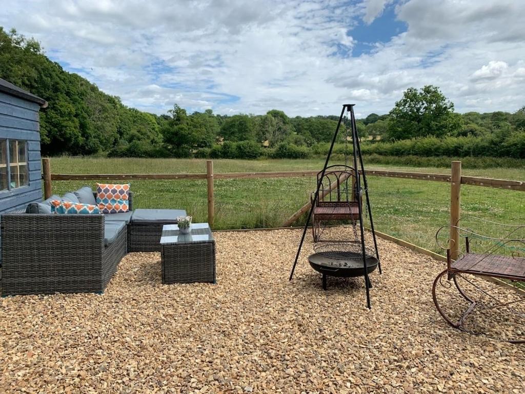 Shepherds Hut With Scandinavian Hot Tub And Hydromassager 스웨이 외부 사진