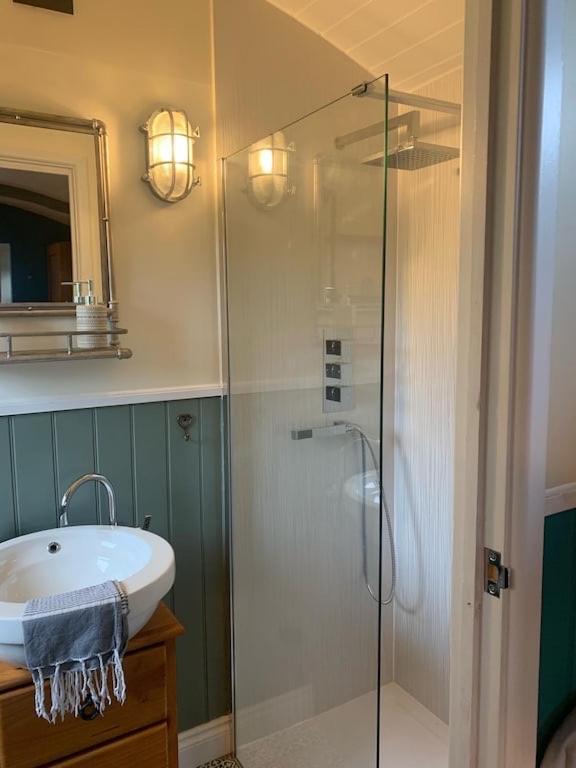 Shepherds Hut With Scandinavian Hot Tub And Hydromassager 스웨이 외부 사진