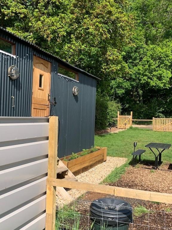 Shepherds Hut With Scandinavian Hot Tub And Hydromassager 스웨이 외부 사진