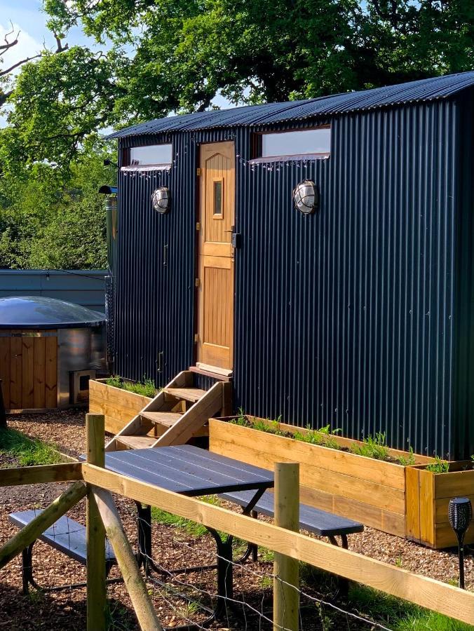 Shepherds Hut With Scandinavian Hot Tub And Hydromassager 스웨이 외부 사진