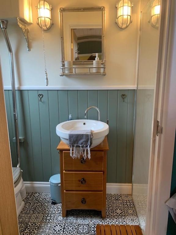 Shepherds Hut With Scandinavian Hot Tub And Hydromassager 스웨이 외부 사진