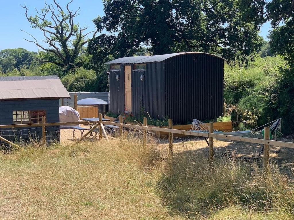 Shepherds Hut With Scandinavian Hot Tub And Hydromassager 스웨이 외부 사진