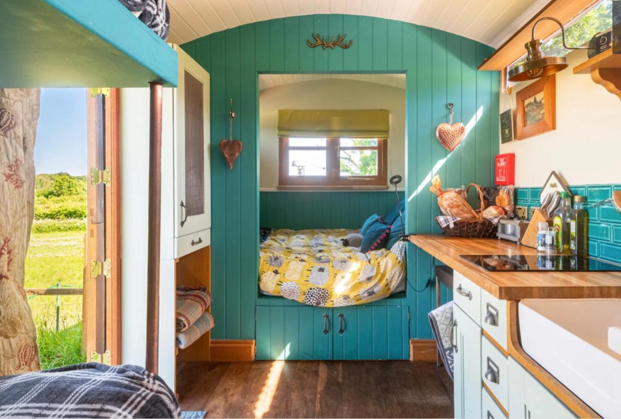 Shepherds Hut With Scandinavian Hot Tub And Hydromassager 스웨이 외부 사진