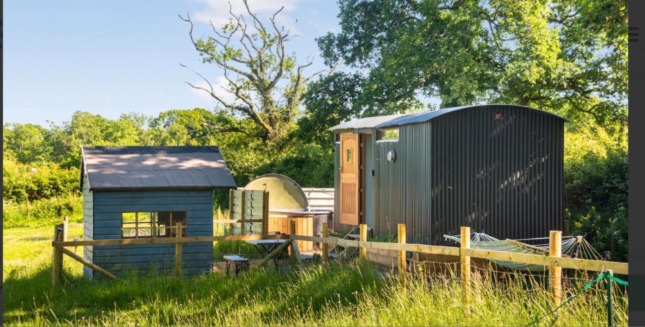 Shepherds Hut With Scandinavian Hot Tub And Hydromassager 스웨이 외부 사진