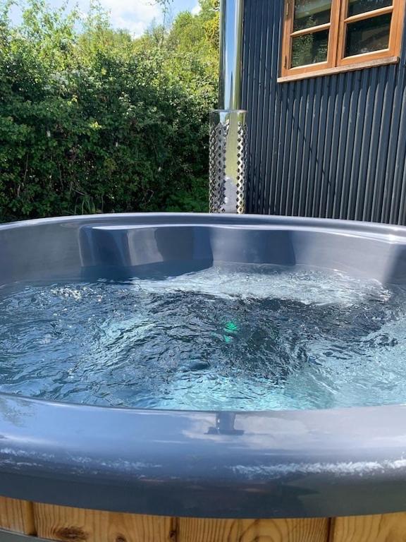 Shepherds Hut With Scandinavian Hot Tub And Hydromassager 스웨이 외부 사진
